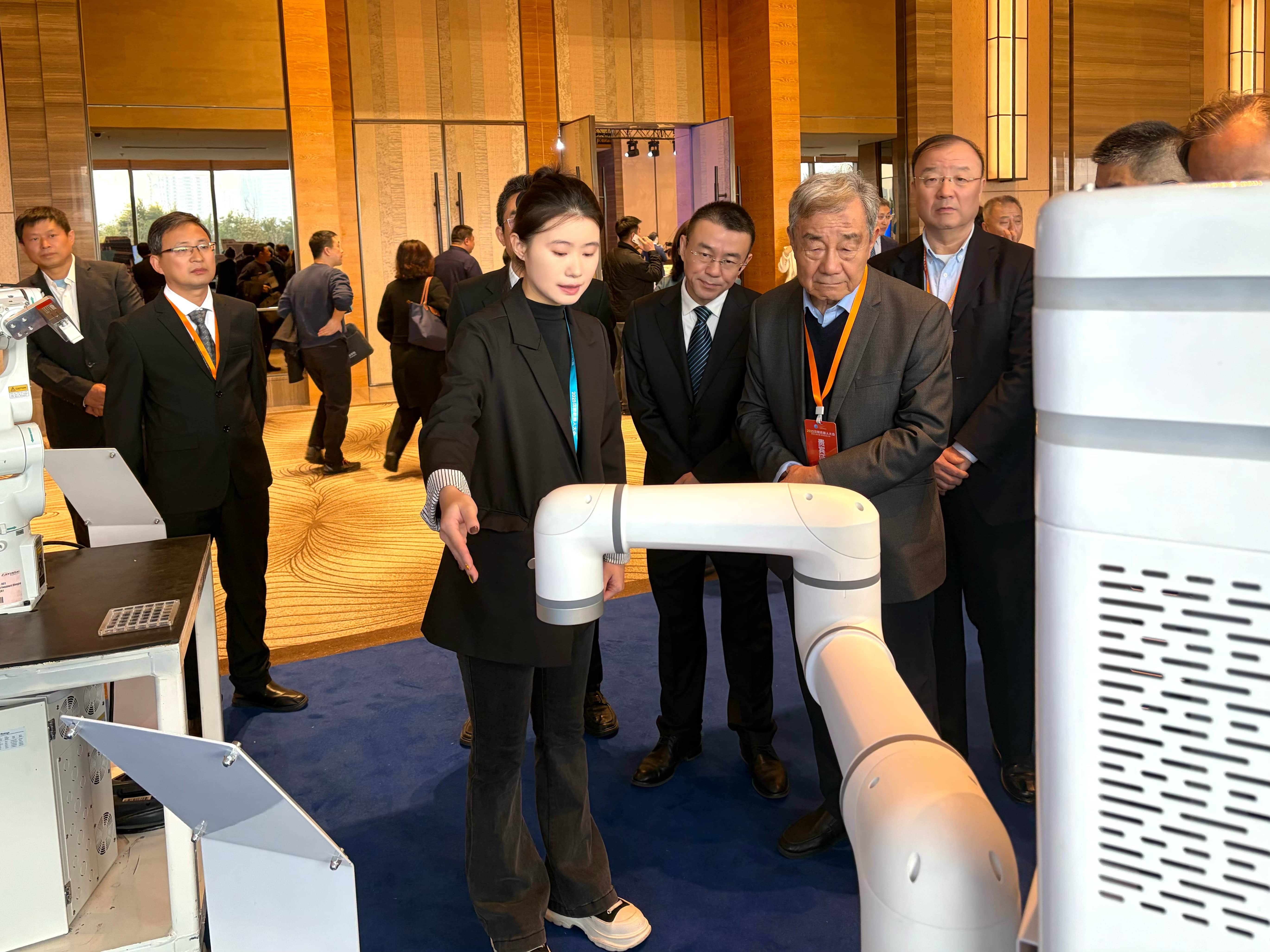 2025沈阳机器人大会盛大开幕 飞鱼洁净复合机器人获院士专家驻足关注